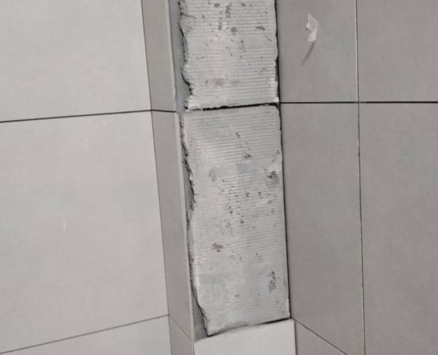 索县瓷砖空鼓维修公司分享下瓷砖施工前基层浇水润湿程度不足，可能导致以下问题
